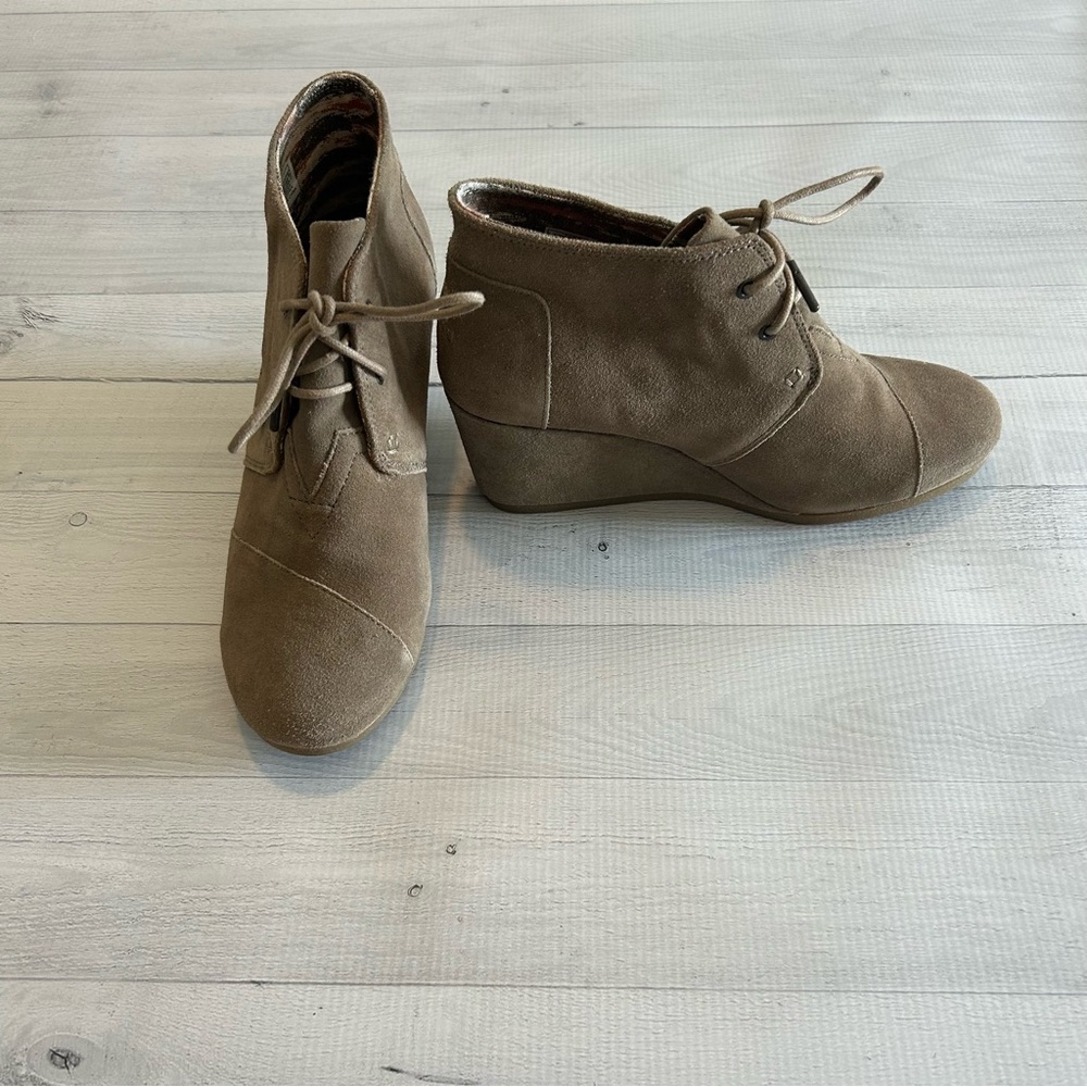 Toms Desert Wedge Suede Ankle Boots Taupe Size 9.5